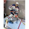 Image 4 : Wayne Gretzky Signed Gloves with Figure and Cards Display