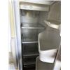 Image 6 : Frigidaire Refrigerator-Freezer with Ice and Water Dispenser