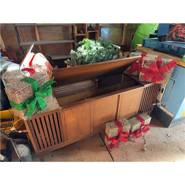 Christmas Garland, Light Boxes, vintage Record Player Stand