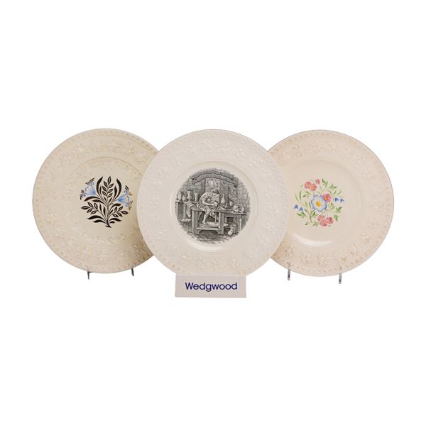 4 Wedgwood Queens Ware Plates and Plaque