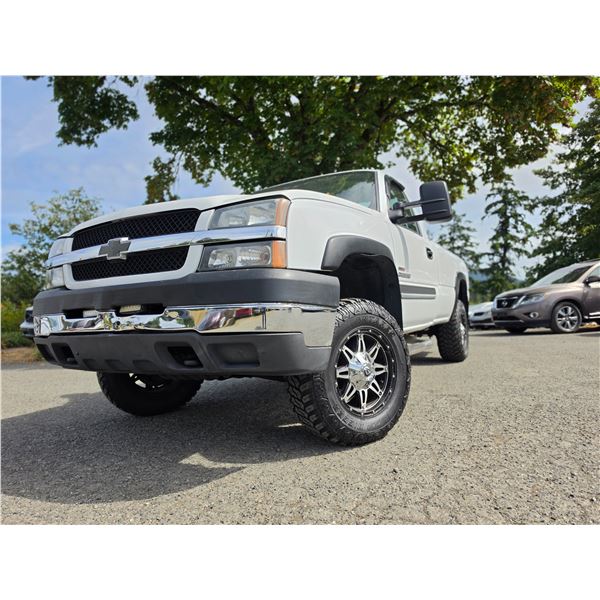 DUNCAN - 2004 CHEVROLET SILVERADO WHITE  KMS - 124504-3