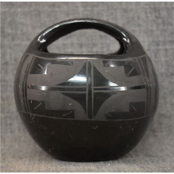 SANTA CLARA POTTERY BASKET (CLARA SUAZO)