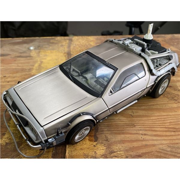 Sun Star 1:18 Diecast DeLorean Time Machine Model Car