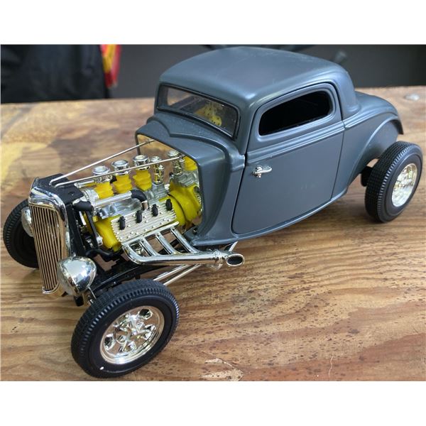 Custom 1930s Ford Coupe Scale Model Car with Exposed Engine