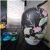 Image 13 : Decor: Office Chair, Glass Votive Holders, Vase, Candleholder