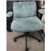 Image 1 : Decor: Office Chair, Glass Votive Holders, Vase, Candleholder