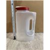 Image 2 : Rubbermaid Mixermate Pitcher With A Red Snap Tight Lid