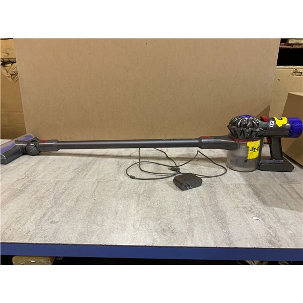 Dyson V7 Motorhead Origin Cordless Vacuum - Includes Charger & Attachment