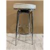 Image 1 : White Stool - Spins