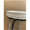 Image 2 : White Stool - Spins