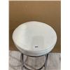 Image 3 : White Stool - Spins