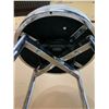 Image 4 : White Stool - Spins
