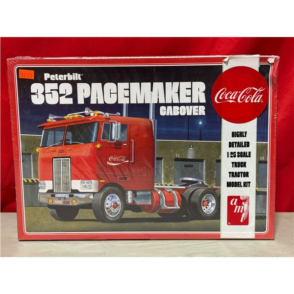 AMT Coca-Cola Peterbilt 352 Pacemaker Cabover 1/25 Scale Model Kit