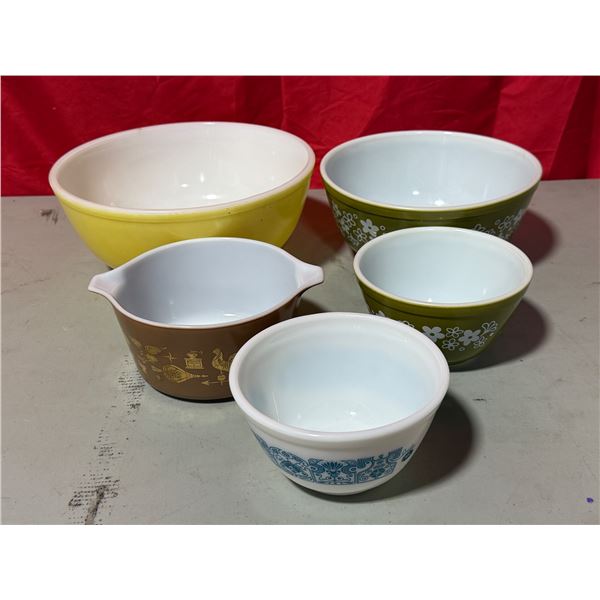 Lot of VTG Pyrex Mixing Bowls