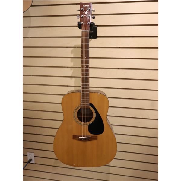 ACOUSTIC YAMAHA GUITAR ***USED***