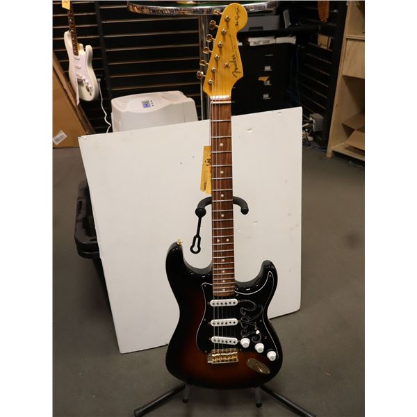 Fender - Stevie Ray Vaughan Stratocaster®- Pau Ferro Fingerboard- 3-Color Sunburst - 109200800