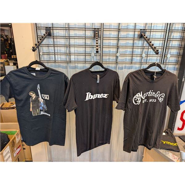 LOT OF 3 ASSORTED T-SHIRTS (SMALL)