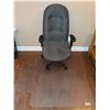 Image 1 : Grey Fabric Office Chair With Armrests And Vinyl Floor Mat