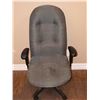 Image 2 : Grey Fabric Office Chair With Armrests And Vinyl Floor Mat