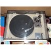 Image 6 : Kenwood KD-2055 Turntable with Assorted 45 RPM Records