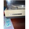 Image 7 : Kenwood KD-2055 Turntable with Assorted 45 RPM Records
