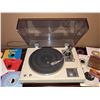 Image 8 : Kenwood KD-2055 Turntable with Assorted 45 RPM Records