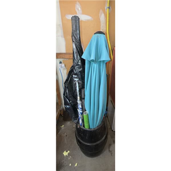 Umbrellas and Outdoor Shade Items in Black Barrel