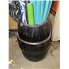 Image 4 : Umbrellas and Outdoor Shade Items in Black Barrel