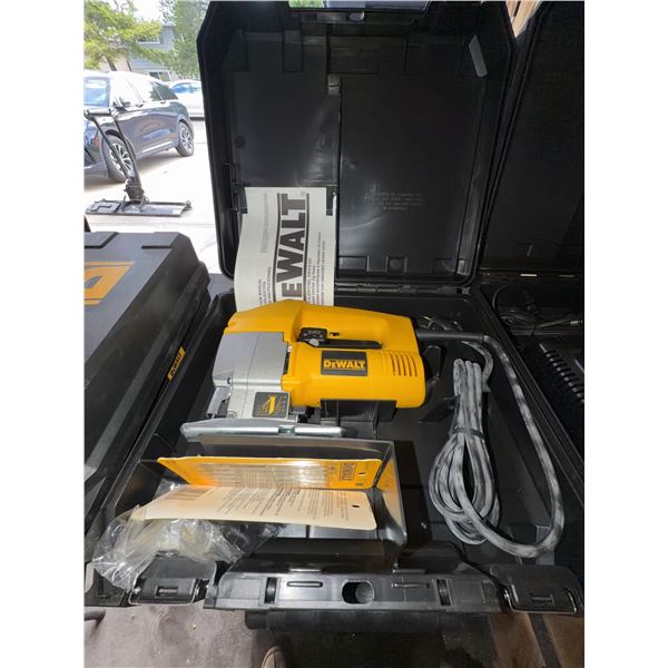 DeWalt DW318 Variable Speed Orbital Jig Saw With Case and Blades