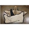 Image 14 : *TEXAS RESIDENTS ONLY* JAGUAR Hide Rug with its Head, All its Claws, and Double Felted Backing