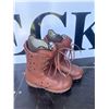 Image 13 : Burton Royale Snowboard With Bindings & Sabbath Boots Size 10.5