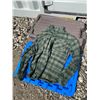 Image 14 : 12 Men's Clothing Items – Carhartt, Levi's, Publish, Woods