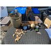 Image 1 : Decorative and Collectible Lot With Basket and Decor