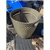 Image 9 : Decorative and Collectible Lot With Basket and Decor