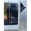 Image 2 : Hamilton Beach EM031MFWW Microwave Oven 1.1 Cu. Ft. 1000W