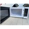 Image 3 : Hamilton Beach EM031MFWW Microwave Oven 1.1 Cu. Ft. 1000W
