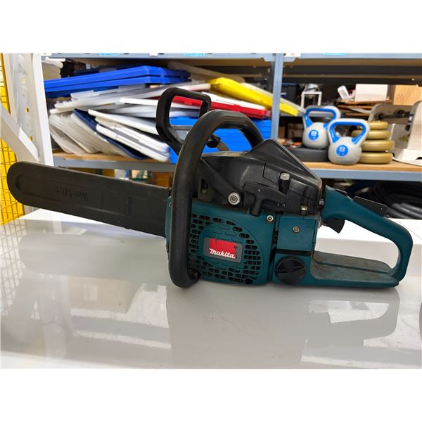 Makita DCS520 Gas Powered Chainsaw