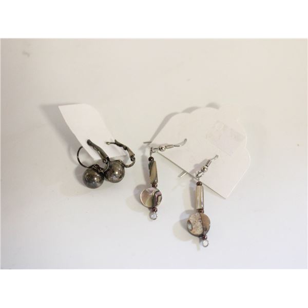 2 PAIRS OF VINTAGE EARRINGS