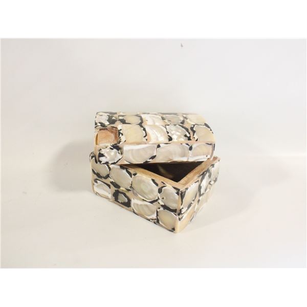 MOTHER OF PEARL BOX MISSING 1 STONE