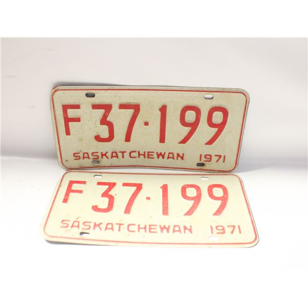1971 SASKATCHEWAN MATCHING LICENSE PLATES-ESTATE