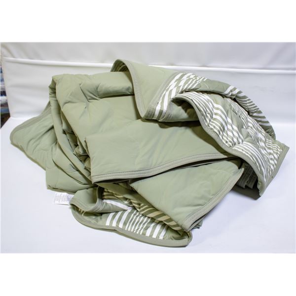 BERKSHIRE COOLING BLANKET GREEN STRIPES QUEEN SIZE