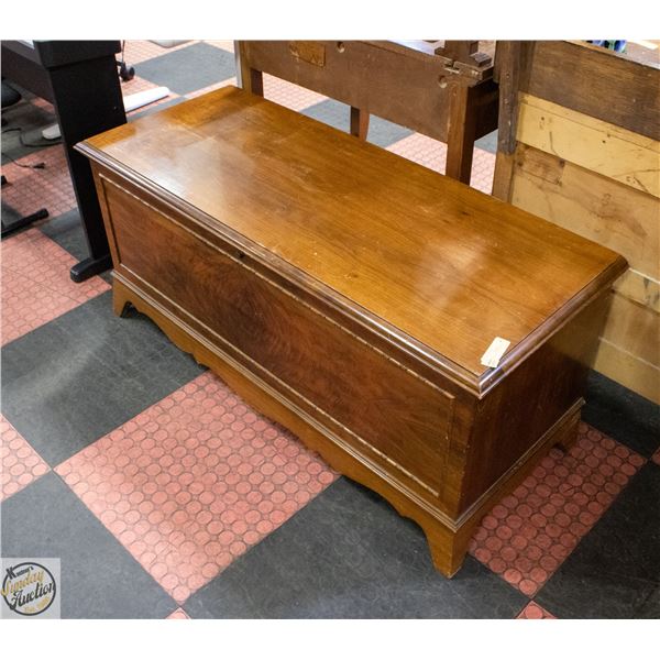 VINTAGE WOODEN STORAGE CHEST/BENCH