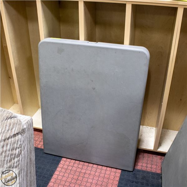 6 FOOT FOLDING TABLE