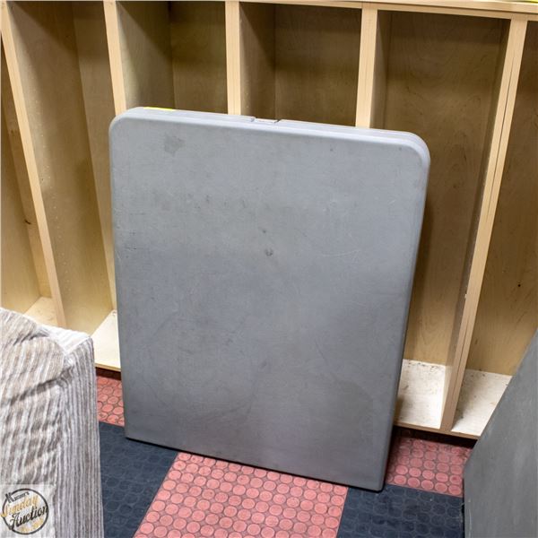 6 FOOT FOLDING TABLE