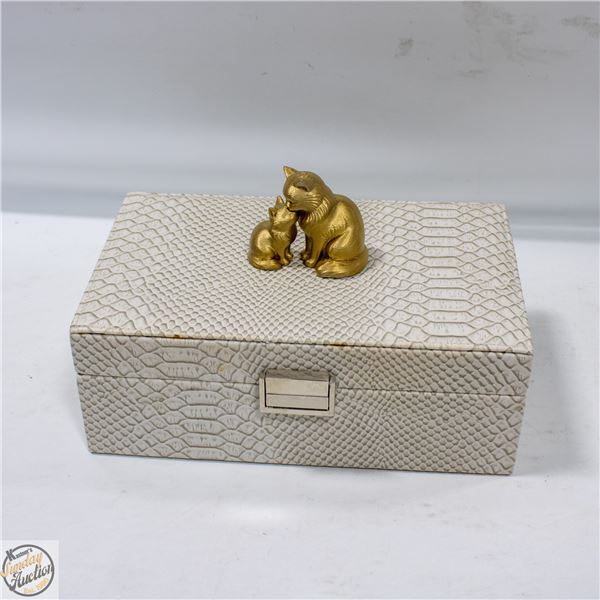 VINTAGE CAT & KITTEN JEWELERY BOX