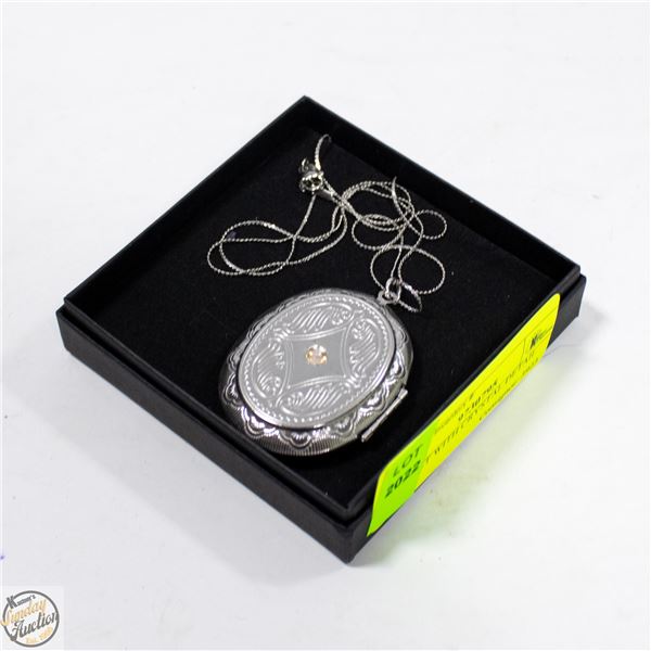 LOCKET WITH CRYSTAL DETAIL