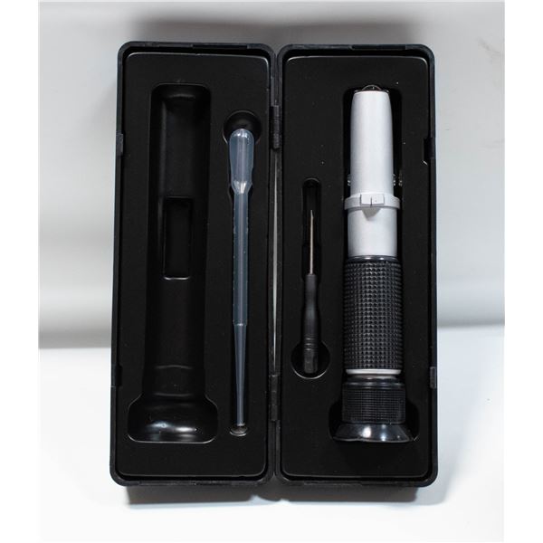 HAND HELD REFRACTOMETER IN CASE