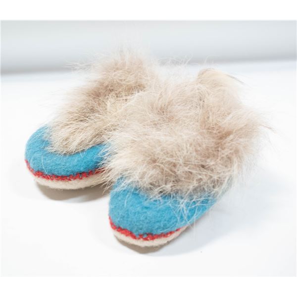 VINTAGE TODDLER SIZE FUR/CLOTH MOCCASINS