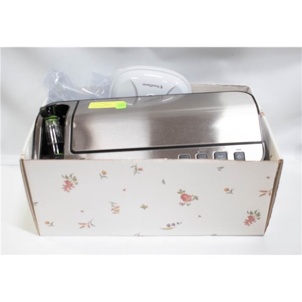 COUNTER FOOD SAVER WITH ATTACHMENTS