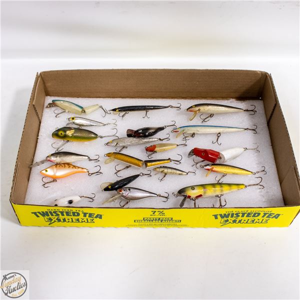TRAY OF 19 LURES SOME VINTAGE